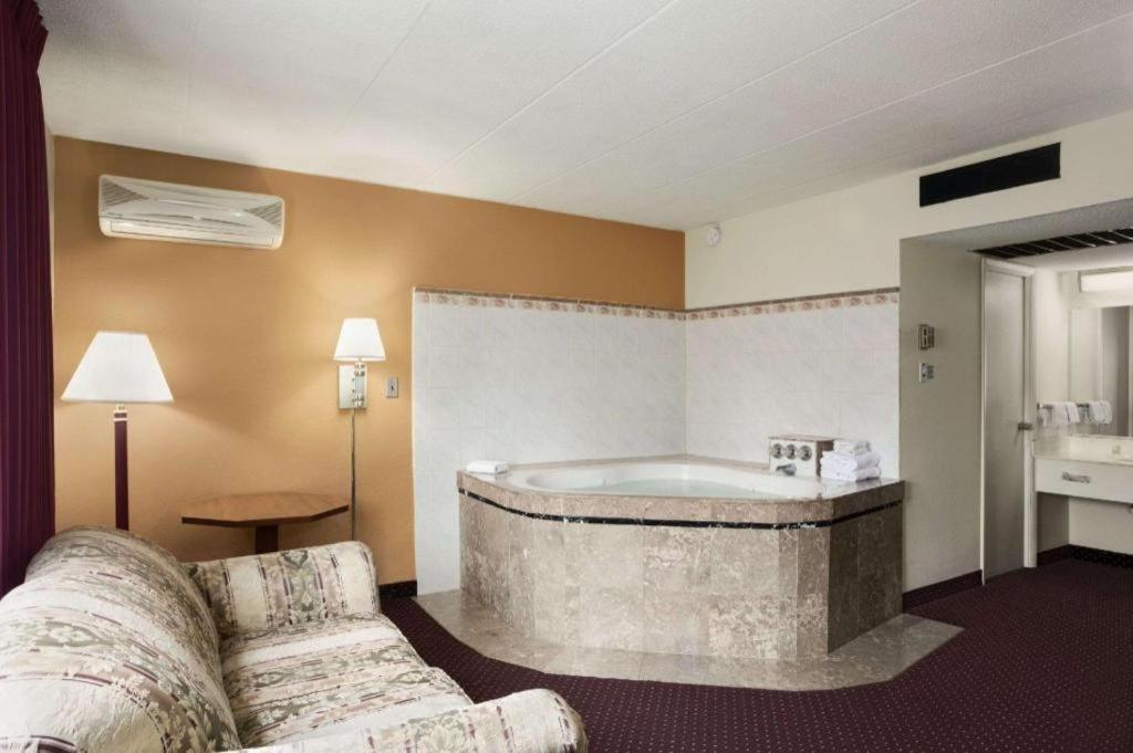 Hotel Ramadaby Wyndham Pittsburgh-New Stanton Zewnętrze zdjęcie